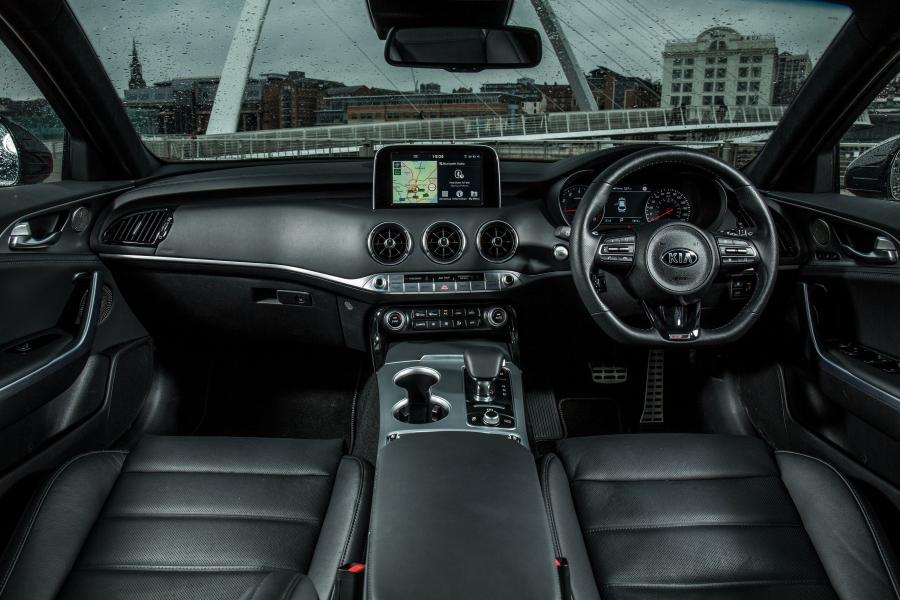 Торпедо Kia Stinger GT-Line S (CK) 2017 года  (UK) (фото 12 из 41)